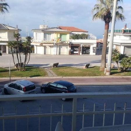 Апартаменты Monolocale Lungomare Виареджо Экстерьер фото